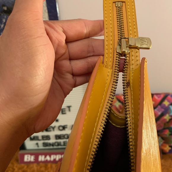 SOLD💯 Authentic LV St Jacques GM Yellow Epi leath - Picture 4 of 16